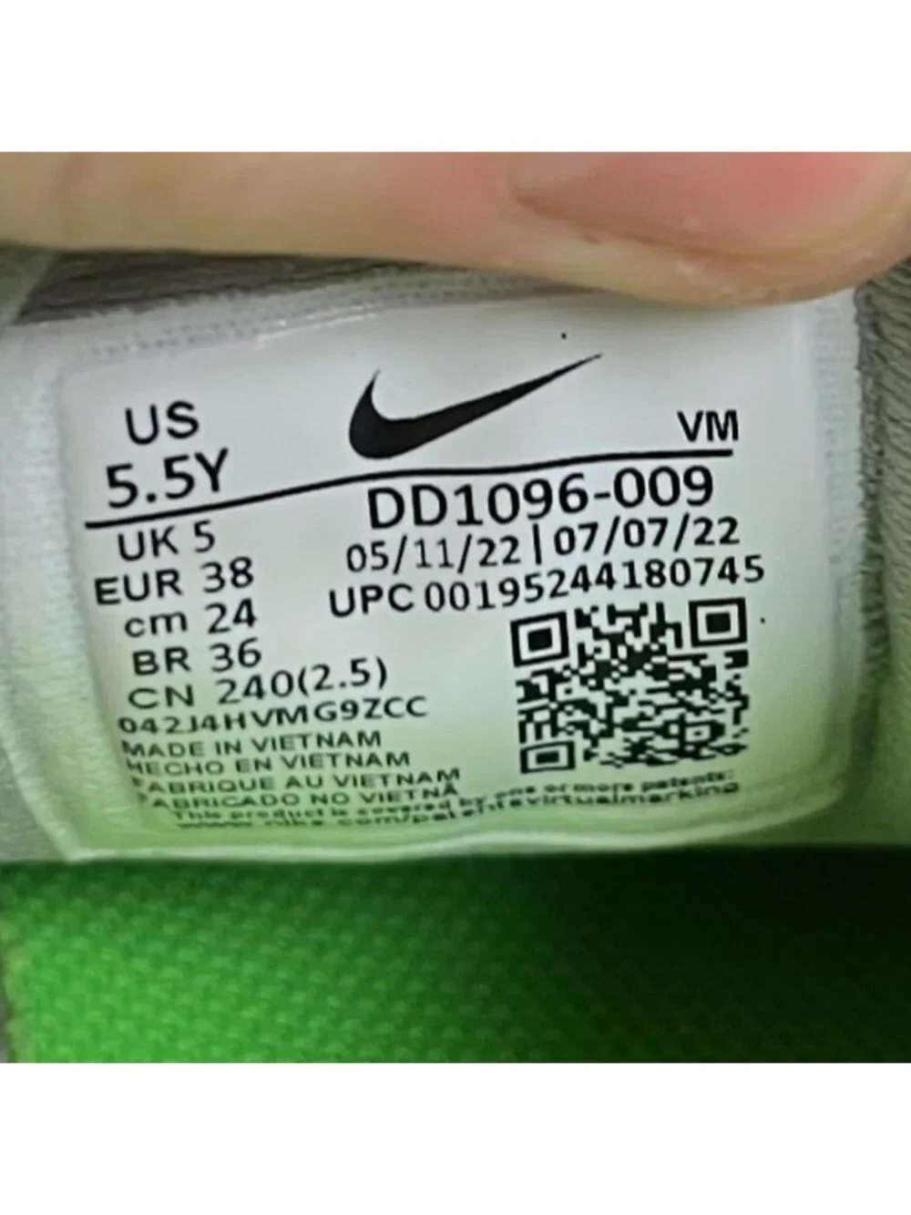Nike Revolution 6 Boys Size 5.5Y Gray Green White Running Walking Shoes Sneakers